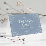 Moderner Deko | Elegant Dusty Blue and White Weddi Dankeskarte<br><div class="desc">Dieses elegante Dankeschön-Kartenspiel besticht durch eine moderne Kulisse für klassischen Deko. Ein verzierter,  weißer geometrischer Rahmen und eine Verzierung schmücken einen eleganten,  staubblauen Hintergrund für einen dramatischen,  altmodischen Hochzeitslook.</div>