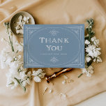 Moderner Deko | Elegant Dusty Blue and White Weddi Dankeskarte<br><div class="desc">Dieses elegante Dankeschön-Kartenspiel besticht durch eine moderne Kulisse für klassischen Deko. Ein verzierter,  weißer geometrischer Rahmen und eine Verzierung schmücken einen eleganten,  staubblauen Hintergrund für einen dramatischen,  altertümlichen Hochzeitslook. Der Rücken ist leer,  damit Sie Ihre eigene persönliche Nachricht schreiben können.</div>