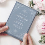 Moderner Deko | Elegant Dusty Blue and White Weddi Einladung<br><div class="desc">Diese glamourösen Hochzeitseinladungen besticht durch eine moderne Besinnung auf den klassischen Deko. Ein verzierter,  weißer geometrischer Rahmen und eine Verzierung schmücken einen eleganten,  staubblauen Hintergrund für einen dramatischen,  altertümlichen Hochzeitslook.</div>