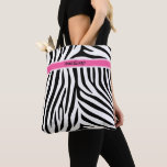 Moderner Designer personalisierter Zebrastreifen D Tasche<br><div class="desc">Stilvolle,  moderne Ladys Armbanduhr mit schwarz-weißem Zebrastreifen-Muster mit einem heißen rosa Namensband,  das auf jeden Namen angepasst werden kann,  um eine einzigartige personalisierte Damenuhr zu schaffen. Das Design ist mit weißen schwarzen Zahlen abgeschlossen</div>