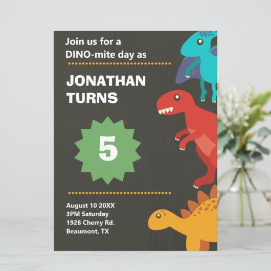 Moderner Dinosaurier-Kindergeburtstag Einladung (Stehend Vorderseite)