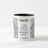 Moderner Doodle mit Zitat über Perspektive und Nam Tasse (Zentrum)