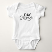 Moderner Drehbuch-Day Dreamer Baby Strampler (Vorderseite)