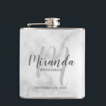 Moderner Drehbuch-Personalisierte Bridesmaid-Flasc Flachmann<br><div class="desc">Fügen Sie Ihrer Hochzeit eine persönliche Touch mit einer personalisierten Bräunungsflasche hinzu. Dieser Kolben weist den personalisierten Namen einer Brautjungfrau auf, der im Stil eines grauen, modernen Schriftartes und Monogramm im hellgrauen, modernen Schriftart-Stil gehalten ist. Der Hintergrund ist mit dem Titel und dem Hochzeitdatum in einem grauen, modernen Sans Serif-Schriftart...</div>