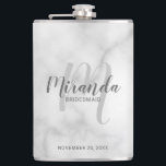 Moderner Drehbuch-Personalisierte Bridesmaid-Flasc Flachmann<br><div class="desc">Fügen Sie Ihrer Hochzeit eine persönliche Touch mit einer personalisierten Bräunungsflasche hinzu. Dieser Kolben weist den personalisierten Namen einer Brautjungfrau auf, der im Stil eines grauen, modernen Schriftartes und Monogramm im hellgrauen, modernen Schriftart-Stil gehalten ist. Der Hintergrund ist mit dem Titel und dem Hochzeitdatum in einem grauen, modernen Sans Serif-Schriftart...</div>