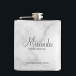 Moderner Drehbuch-Personalisierte Bridesmaid-Flasc Flachmann<br><div class="desc">Fügen Sie Ihrer Hochzeit eine persönliche Touch mit einer personalisierten Bräunungsflasche hinzu. Dieser Kolben zeigt den personalisierten Namen einer Brautjungfrau in einem modernen,  grauen Schriftart-Stil mit dem Titel und dem Hochzeitstag in grauem,  modernem Sans Serif Schriftart auf weißem Marmorboden. Auch perfekt für Trauzeugin,  Mutter der Braut und mehr.</div>