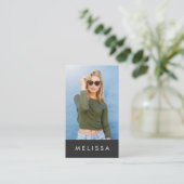 Moderner dunkelgrauer, minimalistischer Foto QR-Co Visitenkarte (Stehend Vorderseite)