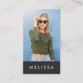 Moderner dunkelgrauer, minimalistischer Foto QR-Co Visitenkarte (Vorderseite)