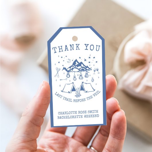 Moderner einfacher Camping Weekend Junggeselinnen- Geschenkanhänger