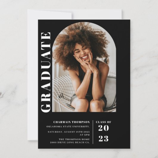 Moderner, einfacher Schwarz-Weiß-Foto Abschluss Einladung (Vorderseite)