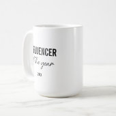 Moderner einfacher Schwarz-Weiß-Script-Influencer Kaffeetasse (Vorderseite Links)