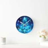 Moderner Electric Blue Christmas Tree mit Licht Runde Wanduhr (Zuhause)