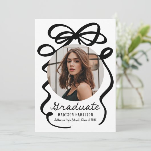 Moderner eleganter Black Bow 2 Foto Abschluss Ankündigung (Stehend Vorderseite)