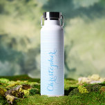 Moderner Eleganter Blue Script Individuelle Name M<br><div class="desc">Entwerfen Sie Ihre eigene personalisierte, moderne, coole, stilvolle, schicke, trendige, babyblau-weiße Streifen schattierte gestreifte Muster-Design, elegante blaue Typografie-Skript, strahlungssicherer Edelstahl, kondensationsresistentes Äußeres, mit Monogramm matte schwarz haltbare Doppelwand Thor Copper Vacuum Insulated Bottle, die Getränke heiß für 12 Stunden oder kalt für 48 Stunden behalte. Geben Sie einfach Ihren Namen /...</div>