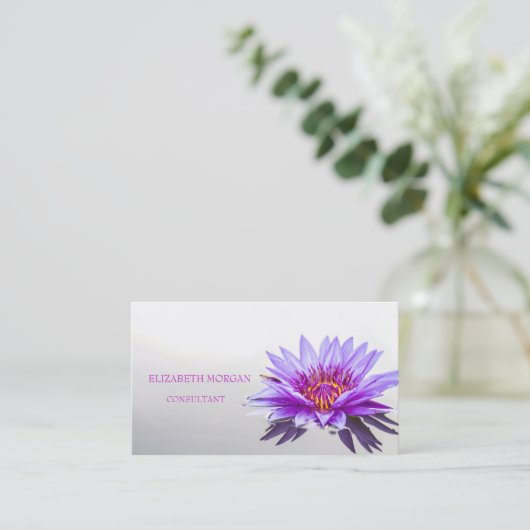 Moderner eleganter Lila, weißer Lotus Visitenkarte (Stehend Vorderseite)