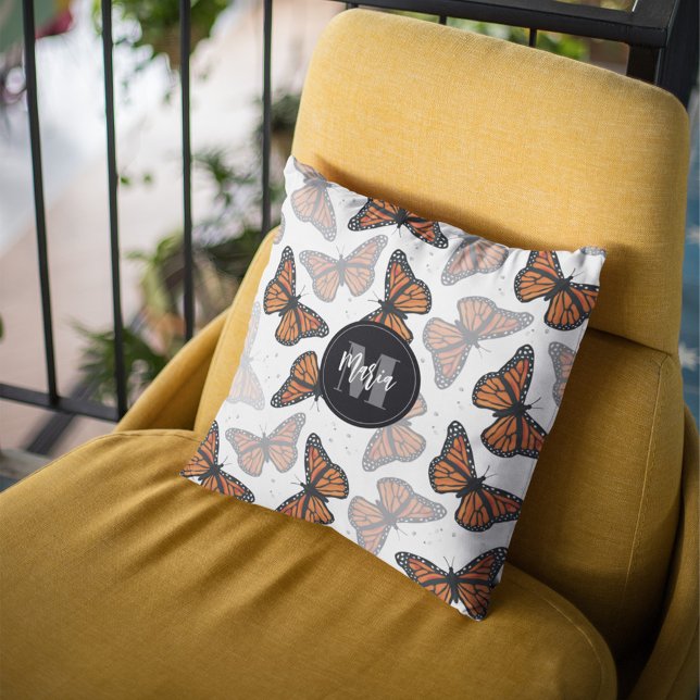 Moderner Eleganter Monarch Butterfly Mit Monogramm Kissen (Elegant monarch butterfly monogram throw pillow with personalized nature design.)