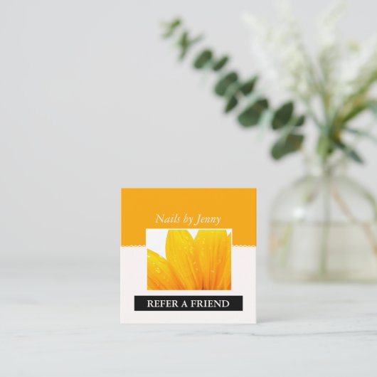 Moderner eleganter Orange White Floral Nail Artist Empfehlungskarte (Stehend Vorderseite)