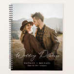 Moderner eleganter Personalisierter Hochzeitsplane Planer<br><div class="desc">Planen Sie Ihren großen Tag mit diesem modernen und eleganten personalisierten Foto Hochzeitsplaner! Mit einem Schriftart aus einer einfachen Serif und einem handgeschriebenen Schriftzeichen-Akzent eignet sich dieser Planer hervorragend, um alle Ihre Hochzeitsplanungsdetails behalten. Personalisieren Sie es mit Ihrem eigenen Foto und passen Sie den Text so an, dass er für...</div>