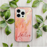 Moderner eleganter Pfirsichgoldmarmorname Personal Case-Mate iPhone Hülle<br><div class="desc">Moderne elegante Peach Gold Marble Personalisiert Name iPhone 15 Pro Hüllen bietet Ihren personalisierten Namen in einer eleganten Kalligraphie Schrift Typografie auf einem modernen pfirsichfarbenen und goldmarmorfarbenen Hintergrund. Perfektes Geschenk für sie zum Geburtstag,  Mutter zum Muttertag,  Schwester oder Bestie für Weihnachten und Feiertage. Entworfen von ©Evco Studio www.zazzle.com/store/evcostudio</div>