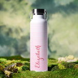 Moderner eleganter rosa Script-Individuelle Name M Trinkflasche<br><div class="desc">Erstellen Sie Ihre eigene, personalisierte, moderne, coole, stilvolle, schicke, trendige, babyrosa und weiße Streifen schattierte gestreifte Muster-Design, mädchenhaft, elegant gürtelrosa Typografie Drehbuch, strahlungssicherer, rostfreier Stahl, kondensationsresistentes Äußeres, mit Monogramm matt schwarz haltbar doppelwandig Thor Copper Vacuum Insulated Bottle, die Getränke für Getränke heiß für 112 Stunden lang warm behalte kalt für...</div>