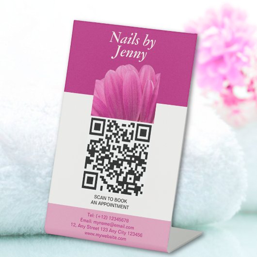 Moderner eleganter rosafarbener Salon Sockelschild