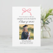 Moderner Eleganter Trendy Stilvoll Pink Bow Abschl Einladung (Stehend Vorderseite)