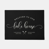 Moderner Empfang in unserem Lake House Pinselschri Fußmatte (Vorderseite)