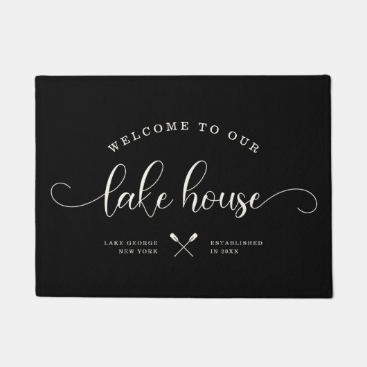 Moderner Empfang in unserem Lake House Pinselschri Fußmatte (Vorderseite)