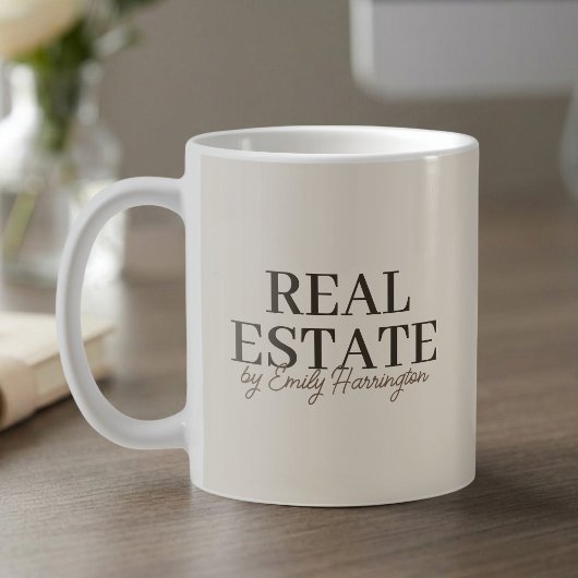 Moderner Erdig wirkender Immobilienmakler Kaffeetasse