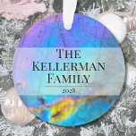 Moderner farbenfroher Stone Stilvolle Familienname Ornament<br><div class="desc">Atemberaubende und farbenfrohe Regenbogenfarben mit labradoritfarbenem Foto bilden die perfekte Kulisse für ein einfaches und modernes Design. Dies ist eine Nahe eines echten natürlichen labradorittischen Kristalls mit blau, lila, rosa, gelb und grün. Fügen Sie Ihren Familiennamen und das Jahr hinzu (oder schreiben Sie was auch immer in den 2 Textfeldern),...</div>