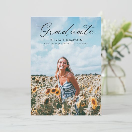 Moderner Feminine Script Foto Abschluss Einladung (Stehend Vorderseite)