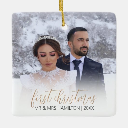 Moderner "First As Mr & Mrs." Foto Weihnachtsbaum Keramikornament (Vorderseite)