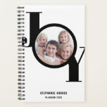 Moderner Foto Black 2023 Planer<br><div class="desc">Dieser stilvolle und moderne 2023 Planner enthält das Wort JOY in fett schwarzer Typografie auf weißem Hintergrund. Einfache Anpassung an Foto, Jahr und Namen.</div>