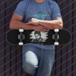 Moderner Foto-Effekt Skateboard<br><div class="desc">Dieses vereinfachende, geätzte Foto-Skateboard mit geätztem Foto-Effekt mit der Möglichkeit, Text hinzuzufügen, wird ein trendiges Geschenk für jede Gelegenheit, Geburtstag, Vatertag, Weihnachten oder Valentinstag. Der Stil, die Größe und die Farbe des Schriftartes können nach der Personalisierung geändert werden, indem Sie auf den entsprechenden Link klicken.</div>