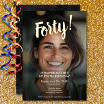 Moderner Foto- und Goldfilm 40. Geburtstag Folieneinladung<br><div class="desc">Feiern Sie stilvoll mit unserer modernen und eleganten Einladung. Ihr persönliches Foto wird mit einer blendend echten Goldfolie "Vierzig!",  die oben steht,  mit einem durchsichtigen schwarzen Overlay,  das Ihre schicken Party-Details umgibt,  betont. Einfach,  raffiniert und perfekt für den Meilenstein Geburtstag. Erstellt von der einfachen Farmhouse Press.</div>