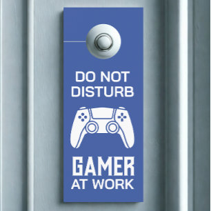 Moderner Gamer am Arbeitsplatz - Personalisierter Türanhänger