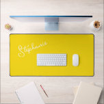 Moderner gelber Minimalistischer Personalisierter  Schreibtischunterlage<br><div class="desc">Moderne gelbe Minimalistische Personalisierte Trendy Script Name Desk Mat. Einfach anpassen,  einfach einen Namen oder einen eigenen Text hinzufügen. Ideal für Zuhause,  Büro,  Wohngestaltung,  Arbeitsplatz,  Kinderzimmer,  zurück zur Uni oder zurück zum Schulgeschenk. Bestelle noch heute!</div>