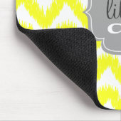 Moderner gelber Zickzack Ikat personalisiert Mousepad (Ecke)