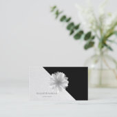 Moderner geometrischer, eleganter weißer Lotus Visitenkarte (Stehend Vorderseite)