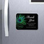 Moderner Glitzer Feather Boho Chic Vielen Dank Magnet<br><div class="desc">Der moderne Glitzer Feather Bho Chic Dankeschön Sie Small Business Promotional Magnet bietet Pfauenfedern in grün, blau und lila auf schwarzem Hintergrund mit dem Text "Danke" in eleganter moderner Kalligrafie-Weiß-Schrift. Alle Text- und Hintergrundfarben sind anpassbar. Personalisieren Sie diese, indem Sie den Text in dem dafür vorgesehenen Textfeld bearbeiten. Von Evco...</div>