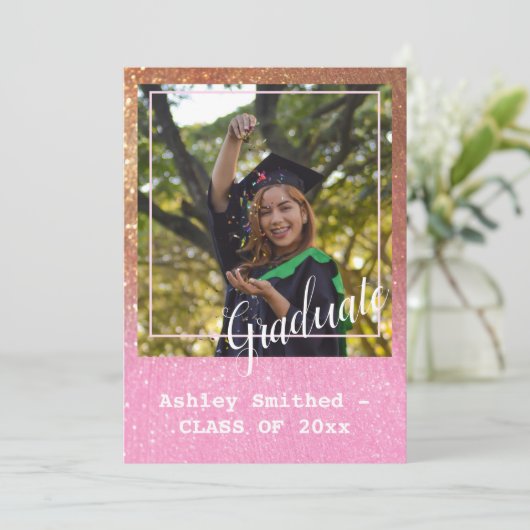 Moderner Glitzer Sparkle Foto Abschluss Rosa Einladung (Stehend Vorderseite)