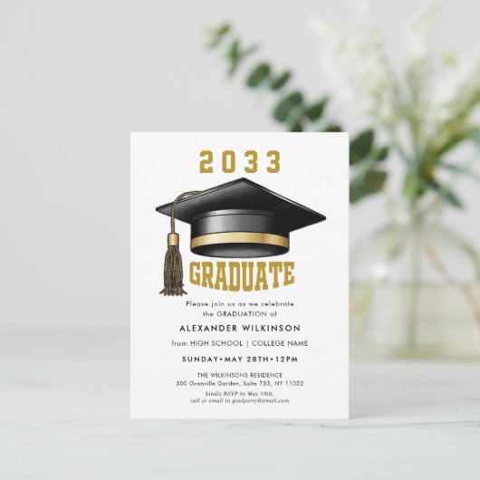Moderner Gold Script Minimalistisch GRAD Cap Absch Einladungspostkarte (Stehend Vorderseite)