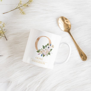 Moderner goldener Wasserfarben-Blumenbuchstabe O Kaffeetasse