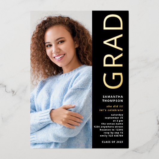 Moderner Grad 2025 Foto Abschluss Black Gold Real Folieneinladung (Vorderseite)
