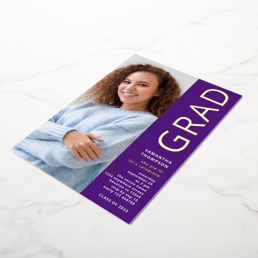 Moderner Grad 2025 Foto Abschluss Lila Gold Real Folieneinladung (Gedreht)