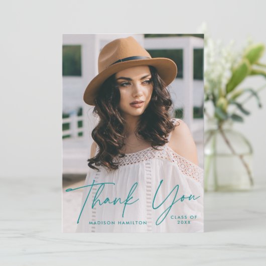 Moderner Graduate Aquamarin Script Foto Abschluss Dankeskarte (Stehend Vorderseite)
