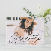 Moderner Graduate Black Script Foto Abschluss Ankündigung (Stehend Vorderseite)