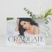 Moderner Graduate Black Typografy Foto Abschluss Ankündigung (Stehend Vorderseite)