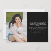 Moderner Graduate Black Typografy Foto Abschluss Ankündigung (Rückseite)