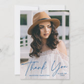 Moderner Graduate Blue Script Foto Abschluss Dankeskarte (Vorderseite)